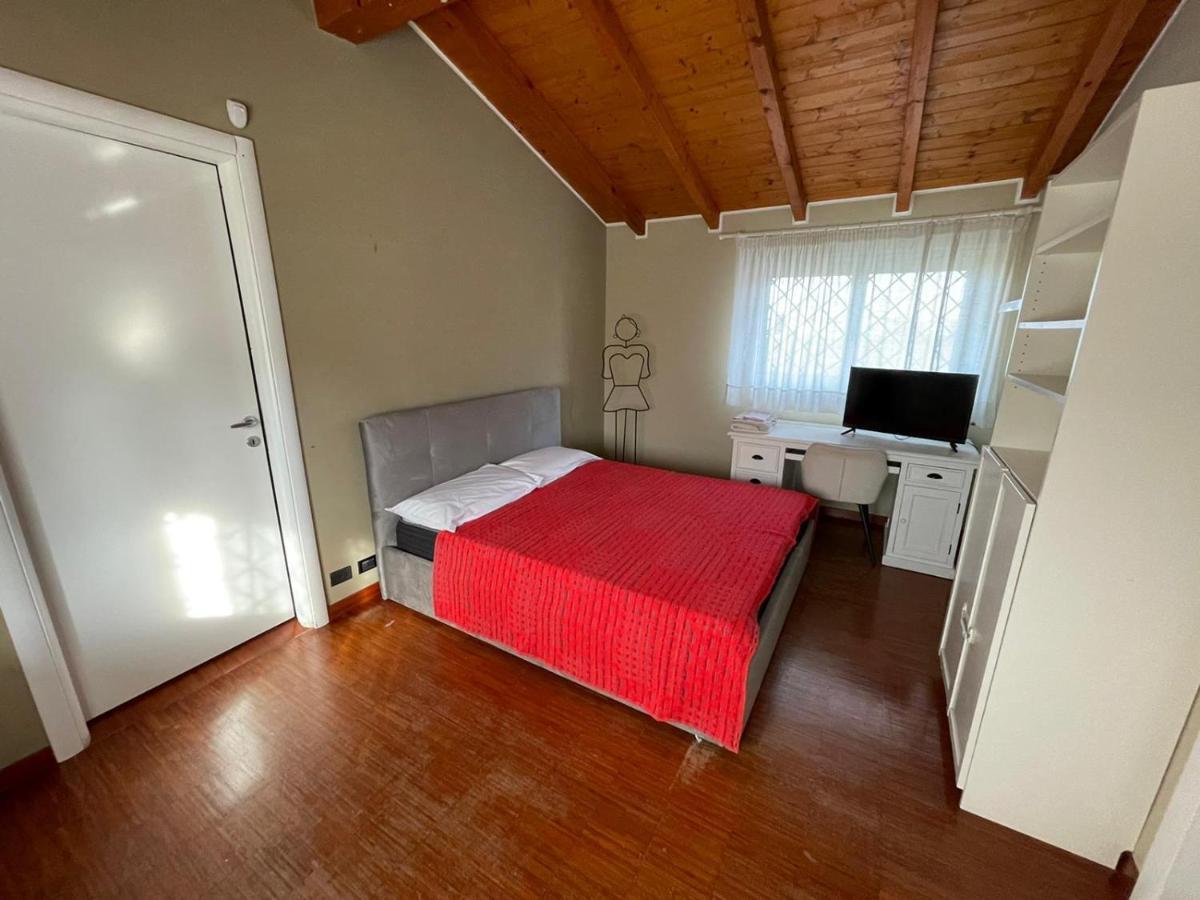 Caronno Pertusella Lussuosa Villa Vicino Alla Stazione מראה חיצוני תמונה
