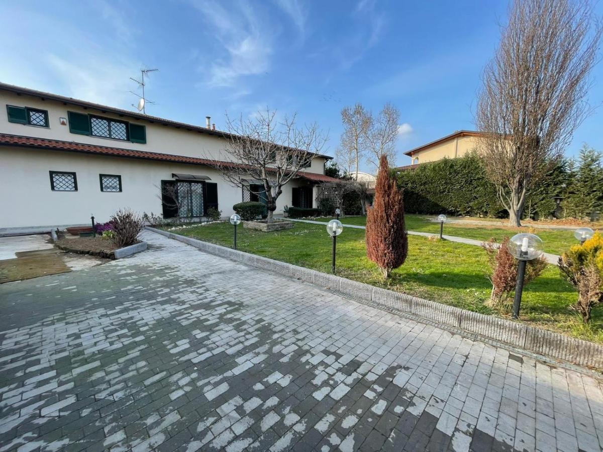 Caronno Pertusella Lussuosa Villa Vicino Alla Stazione מראה חיצוני תמונה
